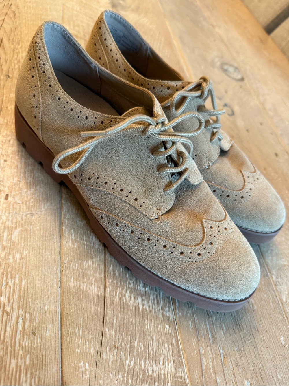 Vionic Women’s Tan Suede Wingtip Derby Shoes NWOT 9.5